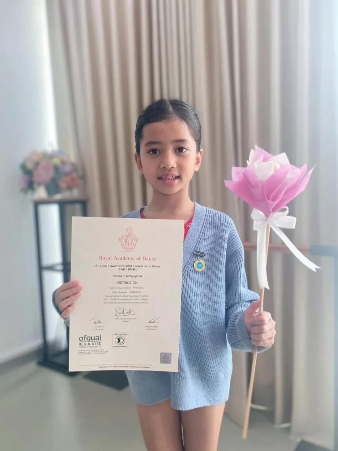 ขอแสดงความยินดีกับน้องธารา ลูกศิษย์ครูเมย์นะคะ สอบบัลเล่ต์ Grade1 ได้รับรางวัลเหรียญทอง
